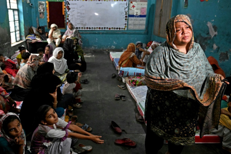 Tabassoum Souleman, évacuée de sa maison subermergée par les eaux en crue du fleuve Ravi, lors d'une interview avec l'AFP, dans une école publique transformée en refuge temporaire à Shahdara, le 29 août 2025 au Pakistan ( AFP / Aamir QURESHI )