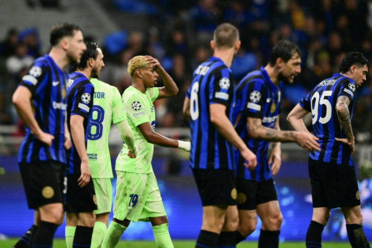 Lamine Yamal (3e à gauche) du Barça dépité après la défaite face à l'Inter Milan en demi-finale retour de Ligue des champions, le 6 mai 2025 à San Siro ( AFP / Marco BERTORELLO )