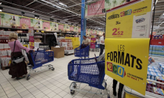 Des clients poussent des chariots à provisions dans un hypermarché Carrefour à Nice