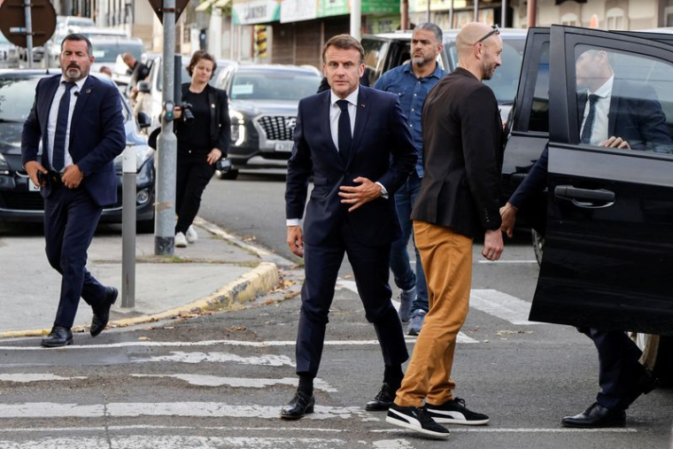 Le président français Emmanuel Macron visite le commissariat central de Nouméa, en Nouvelle-Calédonie
