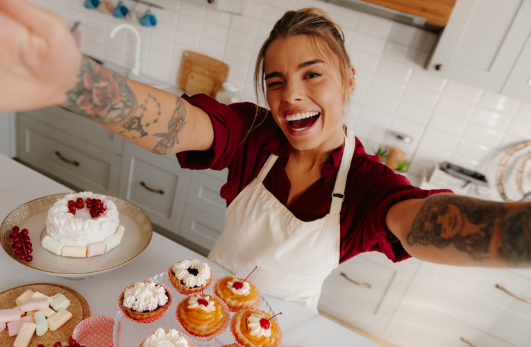 La cuisine et la pâtisserie figurent parmi les loisirs préférés de 61% des Français. (crédit : Adobe Stock)