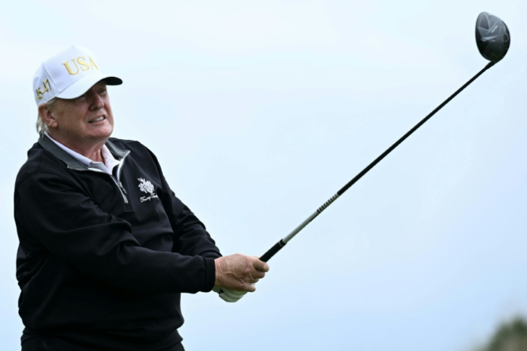 Le président américain Donald Trump joue au golf à Balmedie, en Ecosse, le 29 juille 2025 ( AFP / Brendan SMIALOWSKI )