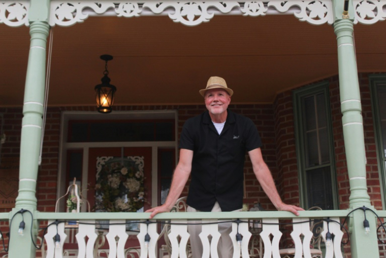 Greg Schene, le maire de Berkeley Springs, en Virginie-occidentale, pose le 31 juillet 2025 ( AFP / Paul NOLP )