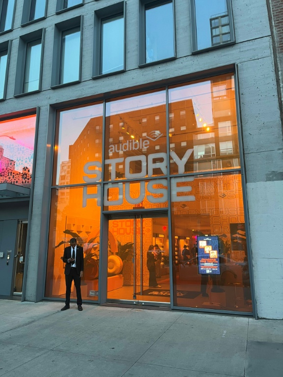 La devanture de l'Audible Story House, une "librairie sans livres", à New York, le 30 avril 2026 ( AFP / Thomas URBAIN )