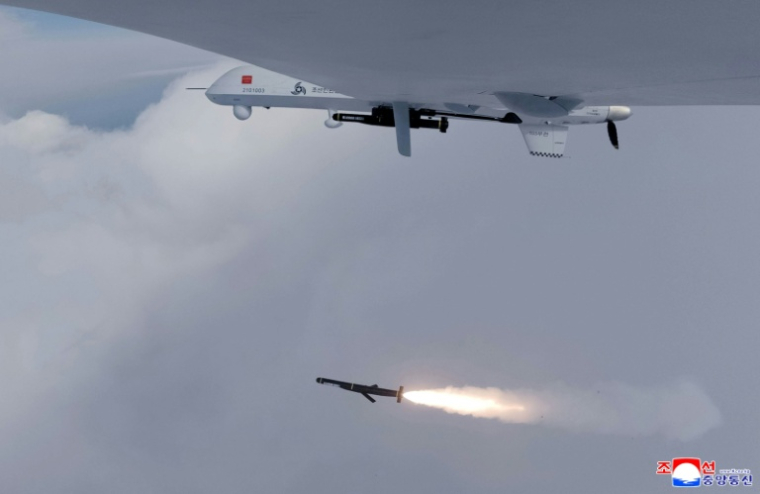 Photo prise le 29 octobre 2026 et diffusée le 30 octobre 2026 par l'agence de presse officielle nord-coréenne KCNA, montrant un drone tirant un missile lors d'une démonstration organisée dans le cadre de l'exposition "Développement de technologies aéronautiques sans pilote", dans la zone touristique côtière de Wonsan-Kalma, dans la province de Kangwon, en Corée du Nord ( KCNA VIA KNS / STR )