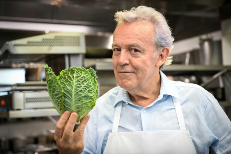Le chef Alain Passard pose dans son restaurant l'Arpège à Paris où il sert désormais une cuisine exclusivement végétale, le 22 juillet 2025 ( AFP / BERTRAND GUAY )