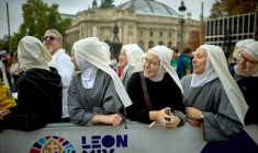 Des religieuses sur les Champs-Elysées avant la messe du pape Léon XIV le 26 septembre 2026 ( AFP / Kiran RIDLEY )
