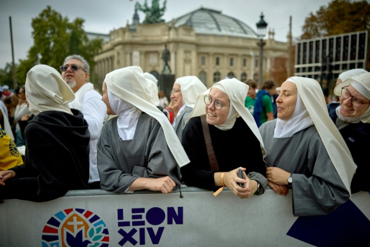 Des religieuses sur les Champs-Elysées avant la messe du pape Léon XIV le 26 septembre 2026 ( AFP / Kiran RIDLEY )