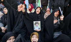 Rassemblement à Téhéran pour porter le deuil du guide suprême Ali Khamenei, le 1er mars 2026 ( AFP / Atta KENARE )