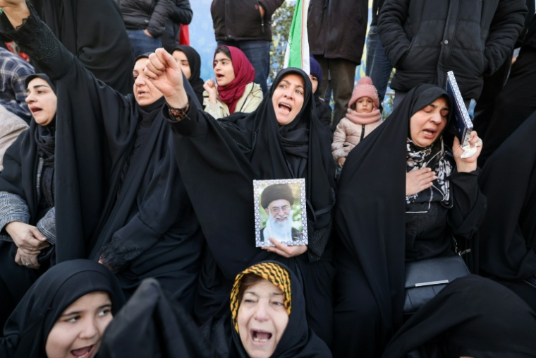 Rassemblement à Téhéran pour porter le deuil du guide suprême Ali Khamenei, le 1er mars 2026 ( AFP / Atta KENARE )