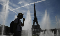 Un homme se rafraîchit près de fontaines à Paris le 16 juin 2022 ( AFP / JULIEN DE ROSA )