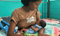 Eliana Garcia allaite son bébé Gael Jesus, né à La Guaira au lendemain des séismes du 24 juin, dans un centre d'hébergement de l'école bolivarienne 10 de Marzo à Maiquetía, dans l'État de La Guaira, le 7 juillet 2026 au Venezuela ( AFP / Paula RAMON )