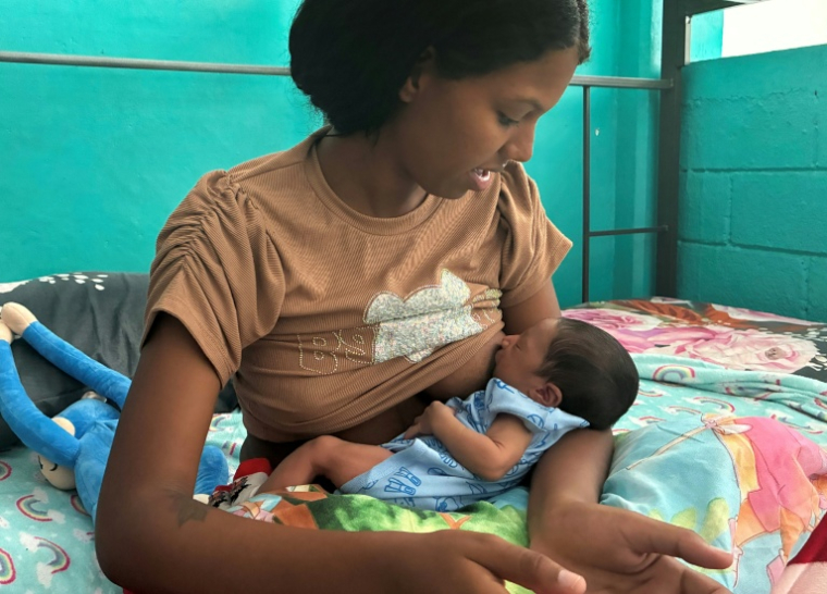 Eliana Garcia allaite son bébé Gael Jesus, né à La Guaira au lendemain des séismes du 24 juin, dans un centre d'hébergement de l'école bolivarienne 10 de Marzo à Maiquetía, dans l'État de La Guaira, le 7 juillet 2026 au Venezuela ( AFP / Paula RAMON )