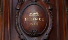 Le logo d'Hermes dans un magasin à Paris