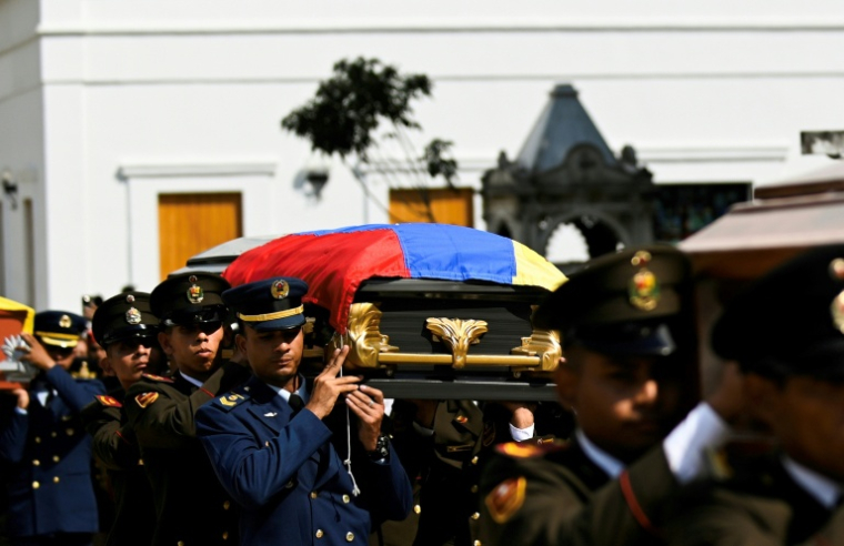 Des soldats vénézuéliens portent les cercueils de soldats tués lors de l'opération américaine ayant abouti à la capture du président Nicolas Maduro, le 7 janvier 2026 à Caracas ( AFP / STRINGER )