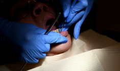 Dans un cabinet dentaire à Washington le 28 octobre 2021 ( AFP / Olivier DOULIERY )