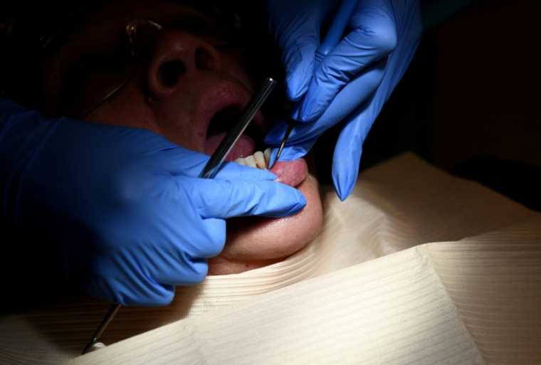 Dans un cabinet dentaire à Washington le 28 octobre 2021 ( AFP / Olivier DOULIERY )