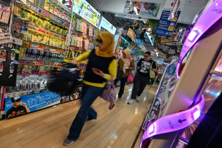Des clients dans un magasin du détaillant discount japonais Don Quijote, dans le quartier de Shibuya à Tokyo, le 21 avril 2025 ( AFP / Richard A. Brooks )
