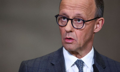 Friedrich Merz, chancelier pressenti d'Allemagne et chef du parti Union chrétienne-démocrate (CDU), regarde pendant qu'il fait une déclaration après des pourparlers de coalition, à Berlin