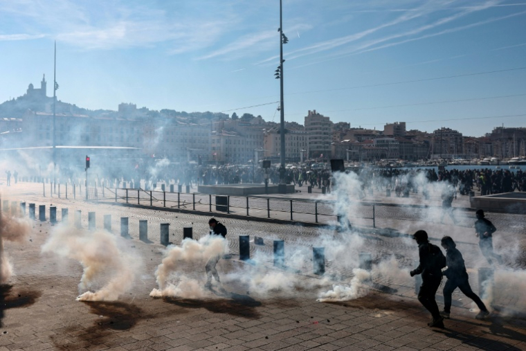 Des gaz lacrymogènes lors d'une manifestation contre la vie chère à Marseille, le 17 octobre 2026 ( AFP / Thibaud MORITZ )