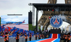Vue du Champs-de-Mars où les joueurs du PSG vont être fêtés après leur deuxième titre en Ligue des champions, tandis que leur avion apparaît sur l'écran géant à son arrivée à Charles-de-Gaulle, le 30 mai 2026 à Paris ( AFP / Kenzo TRIBOUILLARD )