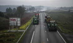 L'A63 bloquée par des agriculteurs à hauteur de Cestas, en Gironde, le 17 décembre 2025 ( AFP / Christophe ARCHAMBAULT )