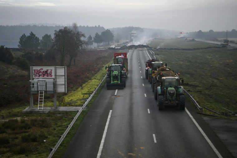 L'A63 bloquée par des agriculteurs à hauteur de Cestas, en Gironde, le 17 décembre 2025 ( AFP / Christophe ARCHAMBAULT )