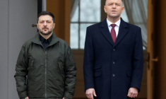 Le président polonais Karol Nawrocki (d) et le président ukrainien Volodymyr Zelensky à Varsovie, le 19 décembre 2025 ( AFP / Wojtek RADWANSKI )