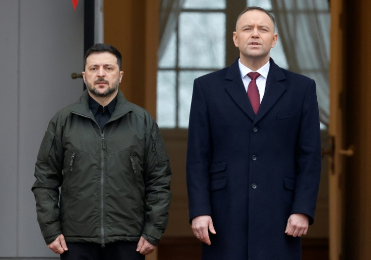 Le président polonais Karol Nawrocki (d) et le président ukrainien Volodymyr Zelensky à Varsovie, le 19 décembre 2025 ( AFP / Wojtek RADWANSKI )