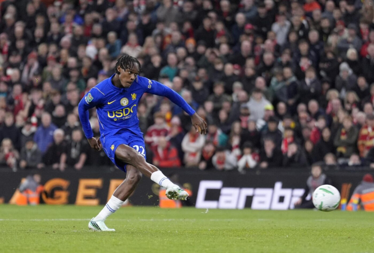 Van Dijk revient sur le geste improbable d'Emegha