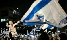 Un manifestant portant un masque du Premier ministre israélien Benjamin Netanyahu lors d’un rassemblement antigouvernemental à Tel-Aviv, le 24 octobre 2026 ( AFP / Jewel SAMAD )