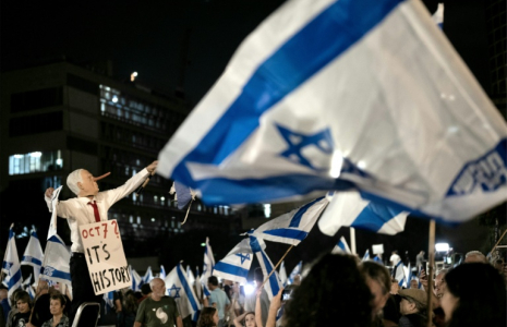 Un manifestant portant un masque du Premier ministre israélien Benjamin Netanyahu lors d’un rassemblement antigouvernemental à Tel-Aviv, le 24 octobre 2026 ( AFP / Jewel SAMAD )