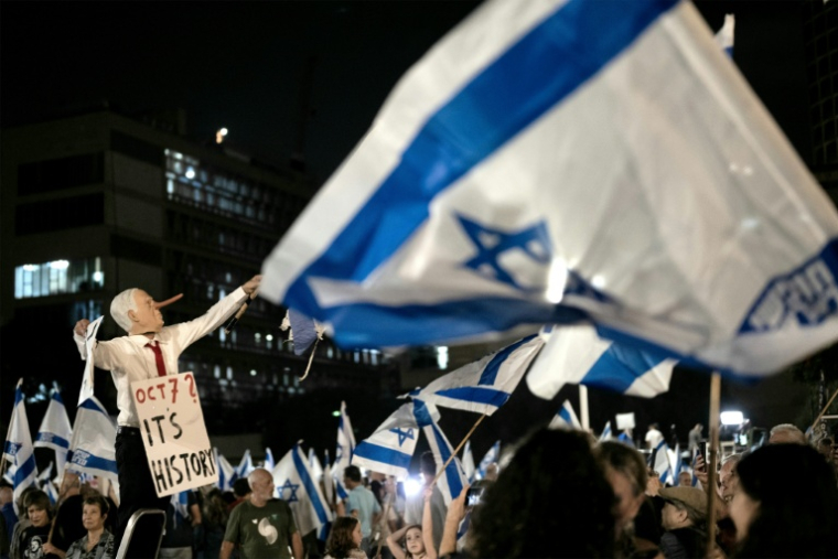 Un manifestant portant un masque du Premier ministre israélien Benjamin Netanyahu lors d’un rassemblement antigouvernemental à Tel-Aviv, le 24 octobre 2026 ( AFP / Jewel SAMAD )