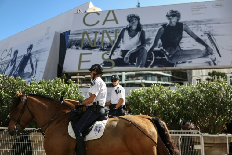 Des policiers à cheval patrouillent devant le Palais du Festival lors de la 79e édition du Festival de Cannes, le 12 mai 2026 ( AFP / Ian LANGSDON )
