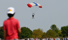 Au Mans, des parachutistes amènent le ballon de la finale et finissent dans les arbres