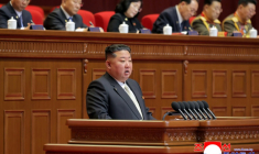 Photo prise le 19 février 2026 et publiée par l'agence de presse officielle nord-coréenne KCNA le 20 février,  montrant le dirigeant nord-coréen Kim Jong Un prononçant le discours d'ouverture du neuvième congrès du Parti des travailleurs, à Pyongyang ( KCNA VIA KNS / STR )