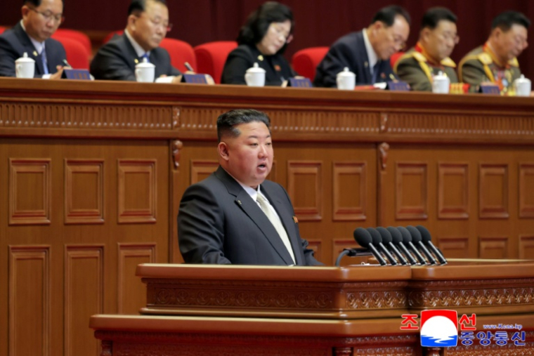 Photo prise le 19 février 2026 et publiée par l'agence de presse officielle nord-coréenne KCNA le 20 février,  montrant le dirigeant nord-coréen Kim Jong Un prononçant le discours d'ouverture du neuvième congrès du Parti des travailleurs, à Pyongyang ( KCNA VIA KNS / STR )