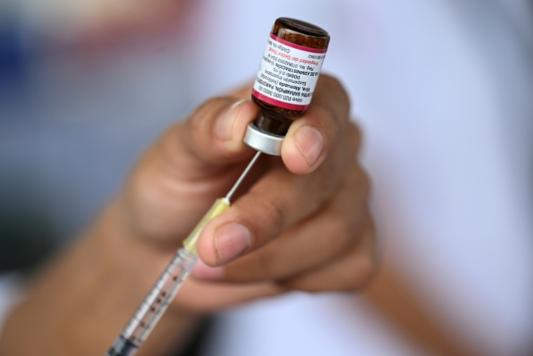 Préparation d'une dose de vaccin contre la rougeole, lors d'une campagne de vaccination à Mexico, le 17 septembre 2025 ( AFP / Yuri CORTEZ )