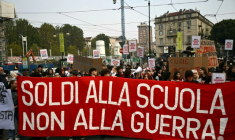 Des étudiants défilent lors du "No Meloni Day", une journée nationale de manifestations, à Turin, le 16 octobre 2026 ( AFP / Marco BERTORELLO )