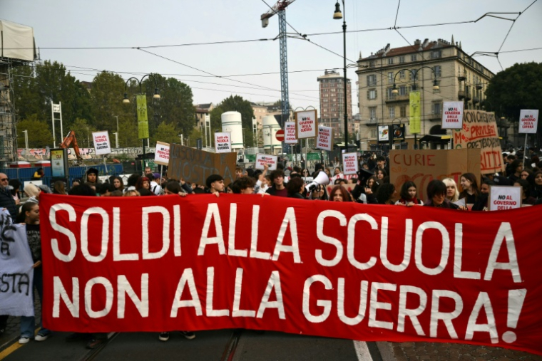 Des étudiants défilent lors du "No Meloni Day", une journée nationale de manifestations, à Turin, le 16 octobre 2026 ( AFP / Marco BERTORELLO )