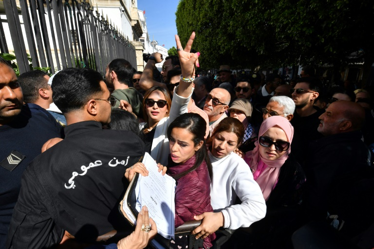 La journaliste et militante des droits, Chaïma Issa (c), devant le palais de justice de Tunis, lors de la reprise du procès de dizaines d'opposants tunisiens, le 11 avril 2025 ( AFP / FETHI BELAID )