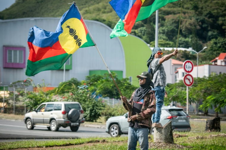 Des partisans de l'indépendance de la Nouvelle-Calédonie brandissent des drapeaux kanak, le 27 juin 2024 à Nouméa ( AFP / Delphine Mayeur )