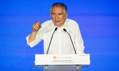 L'ancien Premier ministre François Bayrou s'exprime en clôture de l'Université de  rentrée du MoDem à L'Isle-sur-la-Sorgue, dans le Vaucluse, le 20 septembre 2026 ( AFP / CLEMENT MAHOUDEAU )