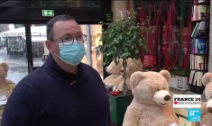 Confinement en France : des nounours géants en soutien des commerces parisiens