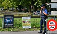 Un policier sécurise les lieux après une fusillade lors d'une rave-party à Aarau, dans le nord de la Suisse, le 30 août 2026 ( AFP / Harold CUNNINGHAM )