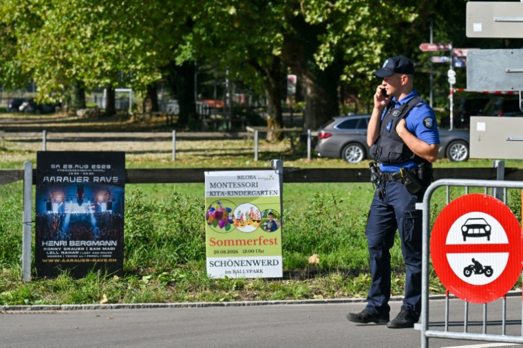 Des policiers à proximité du site où des coups de feu ont été tirés, lors d'une rave-party à Aarau, dans le nord de la Suisse, le 30 août 2026 ( AFP / Harold CUNNINGHAM )