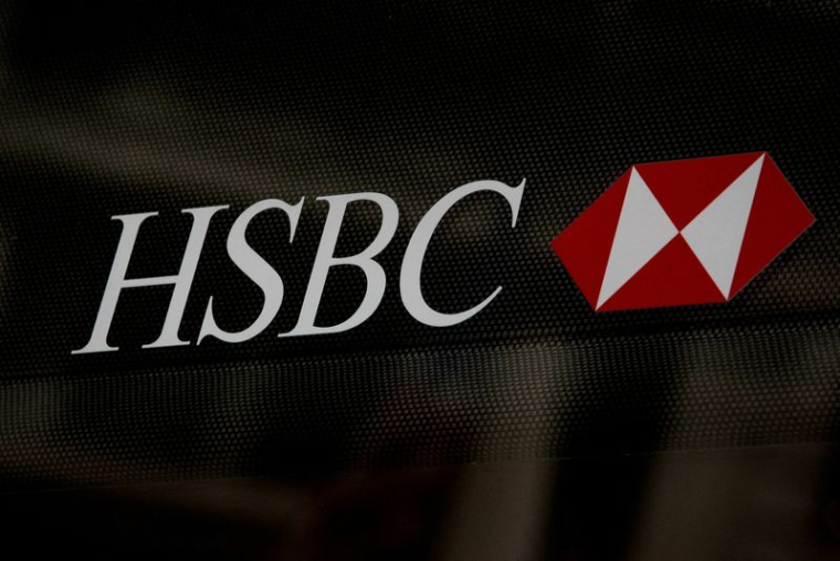 Le logo HSBC sur une agence bancaire dans le quartier financier à New York
