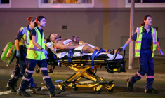 Un homme acheminé sur un civière après une attaque par balles qui a fait onze morts sur la plage de Bondi à Sydney, le 14 décembre 2025 ( AFP / Saeed KHAN )