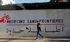 Devant la clinique de Médecins sans Frontières (MSF), dans le quartier d'al-Rimal à Gaza, le 11 janvier 2026  ( AFP / Omar AL-QATTAA )