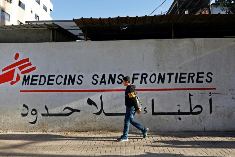 Devant la clinique de Médecins sans Frontières (MSF), dans le quartier d'al-Rimal à Gaza, le 11 janvier 2026  ( AFP / Omar AL-QATTAA )